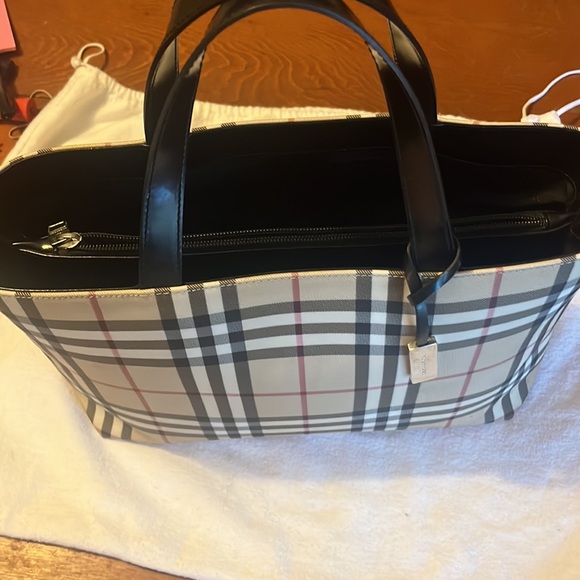 Burberry purse square open bucket-style w/ black pleather straps - Picture 9 of 9